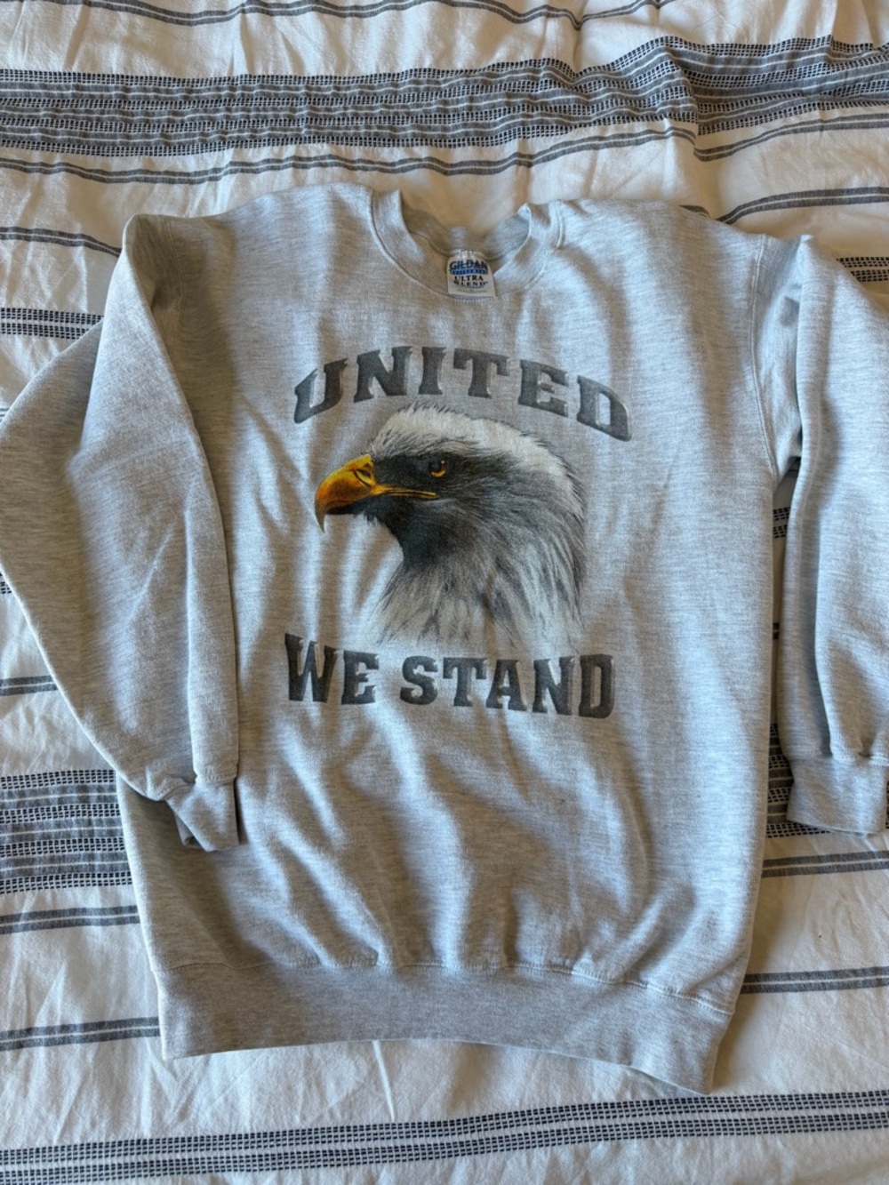 Gildan 90s Grey Crewneck Sweatshirt Bald Eagle America Graphic heavy cotton 100%